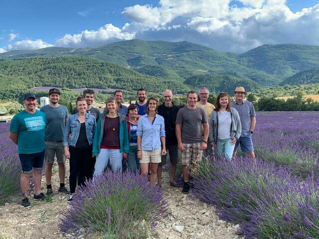 Die Exkursionsteilnehmer aus Frankreich und ein Teil des Projektkonsortiums „Mühlviertler Granit-Lavendel". Hintere Reihe v.l.: Alois Resch (Anbauberater der Bergkräutergenossenschaft), Jakob Peer (Landwirt und Lavendelbauer), Michael Falkinger (Landwirt und Lavendelbauer), Felix Heckendorn (Leiter FiBL Frankreich), Ivan Lèbre (Landwirt und Anbauberater für Lavendel in Frankreich), Josef Peer (Landwirt und Lavendelbauer), Karl Dirnberger (Geschäftsführer Österreichische Bergkräutergenossenschaft), Johann Gaisberger (Direktor Bioschule Schlägl). Vordere Reihe v.l.: Theresa Falkinger (Landwirtin und Lavendelbäuerin), Julia Hochreiter (Projektleitung Biokompetenzzentrum Schlägl, FiBl), Frieda Resch, Amelie Lèbre (Wissenschaftliche Mitarbeiterin FiBL Frankreich), Josef Thaller (Landwirt und Lavendelbauer) und Margarete Dirnberger. | Foto: Biokompetenzzentrum Schlägl