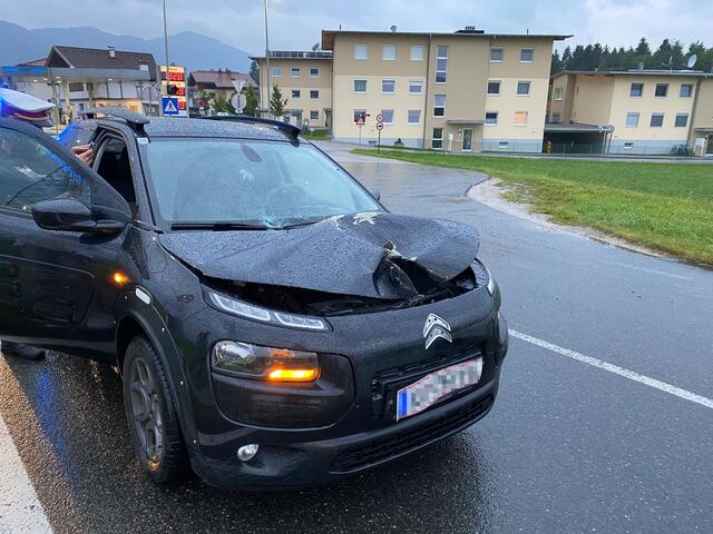 Beim Unfall in Kirchbichl wurde ein Bub verletzt, er musste anschließend ins BKH Kufstein. Der PKW erlitt einen Sachschaden im Frontbereich.
