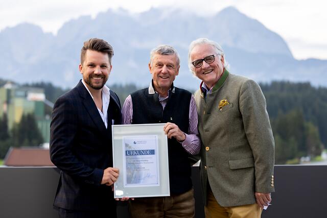 Ludwig Stepan (links) und Hans Harrer (rechts) überreichen Horst Wendling die „Senator-Urkunde