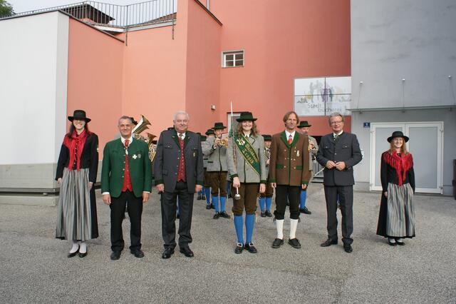 Marketenderinnen und Stabführerin der Trachtenkapelle Tragöß mit dem Obmann des Steirischen Blasmusikverbandes Erich Riegler (2. von links) und Manfred Rechberger (3. von rechts) | Foto: ÖBV/Schabereiter