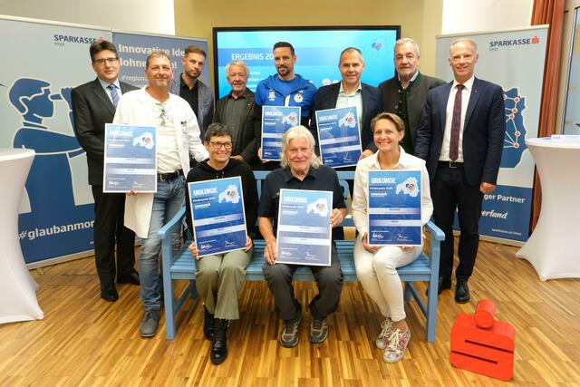 Die Sparkasse Imst Privatstiftung hat heuer bereits zum sechsten Mal den Förderpreis an nachhaltige, regionale und gemeinnützige Initiativen vergeben. In diesem Jahr dürfen sich auch zwei Preisträger aus dem Bezirk Landeck über eine Unterstützung freuen. | Foto: Sparkasse Imst / CN12 Novak 