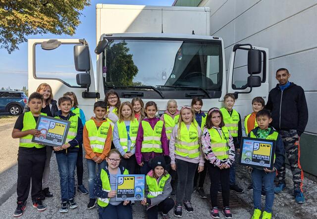Klassenlehrerin Ulli Grafl und Lkw-Lenker Peter Mirchev mit den Kindern der 4. Schulstufe der Volksschule Zemendorf. | Foto: WK BGLD