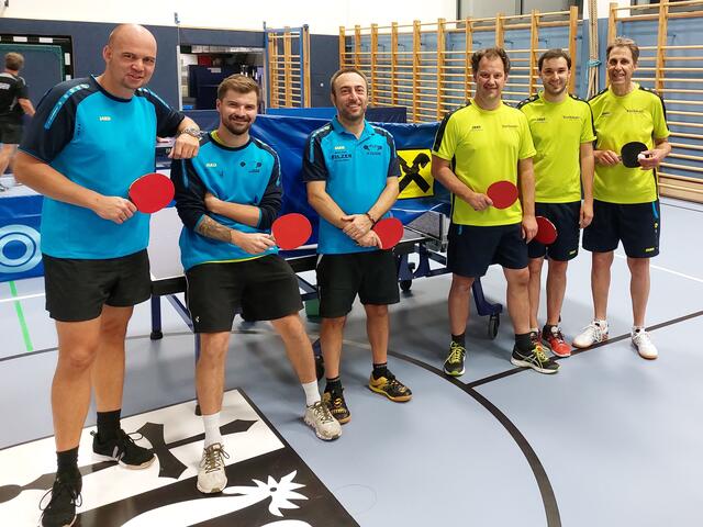 Thomas Stank, Stefan Bergmann, Roberto Izzi (TTV Kirchdorf 2) mit Michael Schwaiger, Wolfgang Schipflinger und Gernot Schwaiger (TTV Kirchdorf 1) vor dem Tischtennis-Derby in der Kirchdorfer Turnhalle | Foto: Foto: TTV Kirchdorf