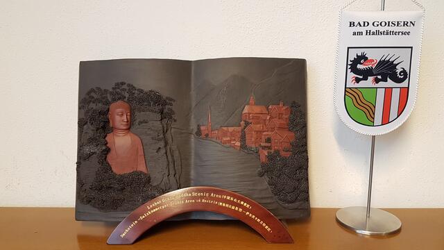 Ein Geschenk der Stadt Leshan an Bad Goisern. | Foto: Helga Grampelhuber