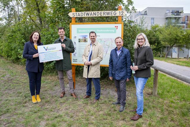 Gerald Bischof (2. v.r.) und Marcus Franz (3. v.r., beide SPÖ) nahmen die Eröffnung von Stadtwanderweg Nr. 12 vor. | Foto: Foto: BV23/Genitheim