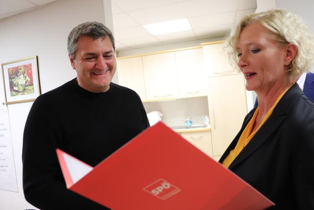 Seit einem Vierteljahrhundert Mitglied der Sozialdemokratie: Edmund Tschaussnig. Dafür bedankte sich  NAbg. Karin Greiner | Foto: Edith Ertl