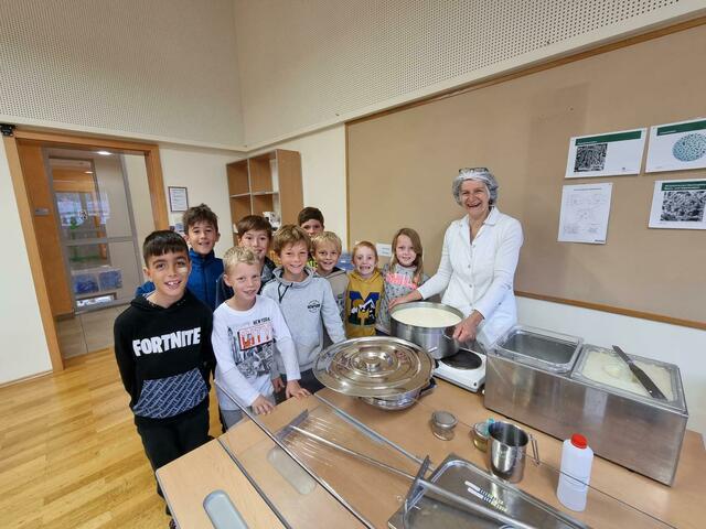 Die Volksschüler arbeiteten zusammen am selbst-gemachten Frischkäse.  | Foto: Bezirksbauernkammer Salzburg