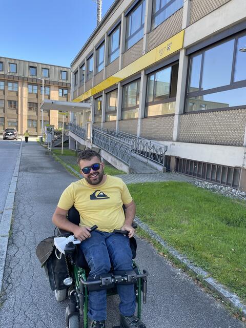 Lukas Strasser vor der Post in Grieskirchen. Der Weg dorthin ist für ihn nicht ohne.