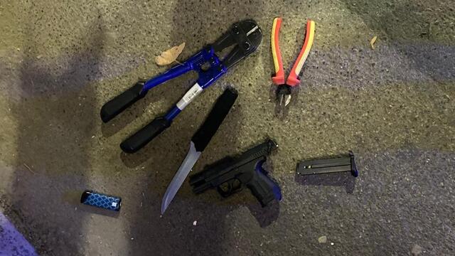Das Messer und die Schreckschusspistole sowie mutmaßliches Einbruchswerkzeug wurden sichergestellt. | Foto: LPD Wien