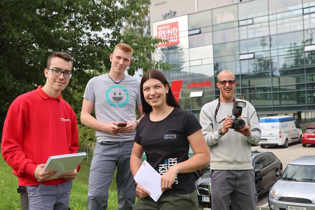 Pascal Michal, Jakob Kronberger, Fabienne End und Matthias Neubacher unterstützten die Redaktion der BezirksRundschau Vöcklabruck.  | Foto: Helmut Klein