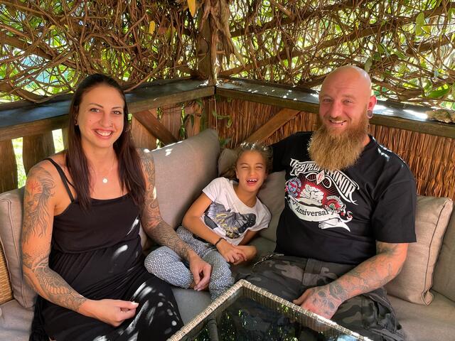 Julia und Adrijana Semen mit Florian Mayrhofer.