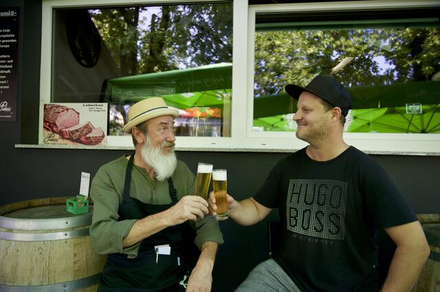 "Pastrami – Das Original"-Wirt Thomas Jany (r.) und Kellner Christian Kassik (l.) stoßen auf ein gelungenes erstes Jahr am "Südi" an. | Foto: BRS