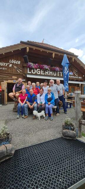 Die Mitglieder des Sozialvereines mit den Hüttenwirten Rainer und Ernst (hinten1. und 2. v, li.) | Foto: Privat