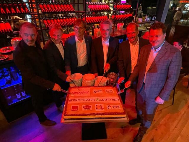 Thomas Überbacher, Thomas Altendorfer, Erwin Eggenreich, Ingo Reisinger, Rupert Vögl und Christof Papousek (v.l.n.r.) beim Anschnitt der Torte. | Foto: zVg