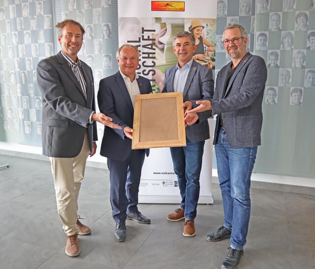 Christian Krotschek, Josef Ober, Franz Fartek und Michael Fend (v.l.) freuen sich auf zahlreiche Einreichungen für den Innovationspreis des Steirischen Vulkanlandes. | Foto: WOCHE