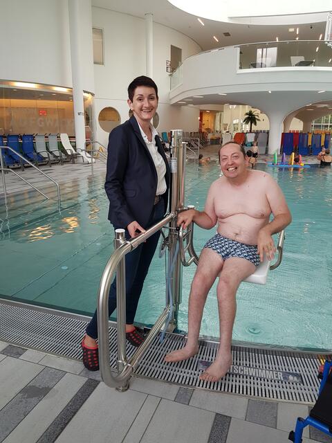Susanne Duschek-Fercher und Fritzi Rotter freuen sich über den dritten Poollift.