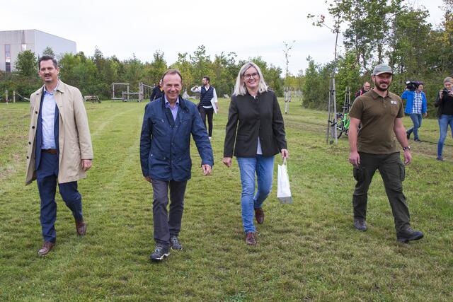 Die ersten Schritte auf dem neuen Wanderweg… | Foto: Foto: BV23/Genitheim