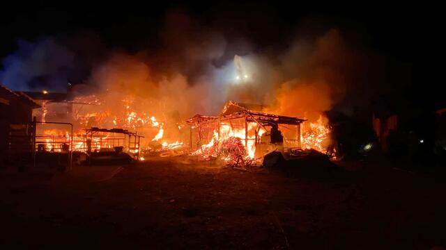 Großbrand in Stanz bei Landeck: Die Brandursache ist derzeit noch unklar. 220 Feuerwehrleute aus dem Großraum Landeck standen im Löscheinsatz. | Foto: ZOOM.TIROL