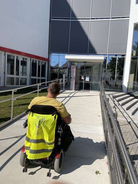 Gemeinsam mit Lukas Strasser wurde die Barrierefreiheit der Stadt Grieskirchen getestet.