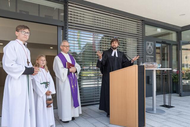 Die Segnung des Gemeindeamtes erfolgte durch Pater Johann Dipplinger (2.v.r.) sowie Pfarrer Alexander Lieberich (ganz rechts). | Foto: Rumersdorfer
