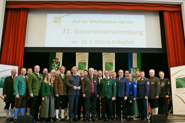 Christopher Drexler, Hermann Schützenhöfer und Erich Riegler (Bildmitte)  mit dem erweiterten Vorstand  des Steirischen Blasmusikverbandes. | Foto: KK