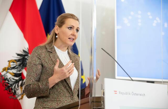 Ex-Familien- und Arbeitsministerin Christine Aschbacher trat aufgrund von Plagiatsvorwürfen zurück. | Foto: Christopher Dunker/bka