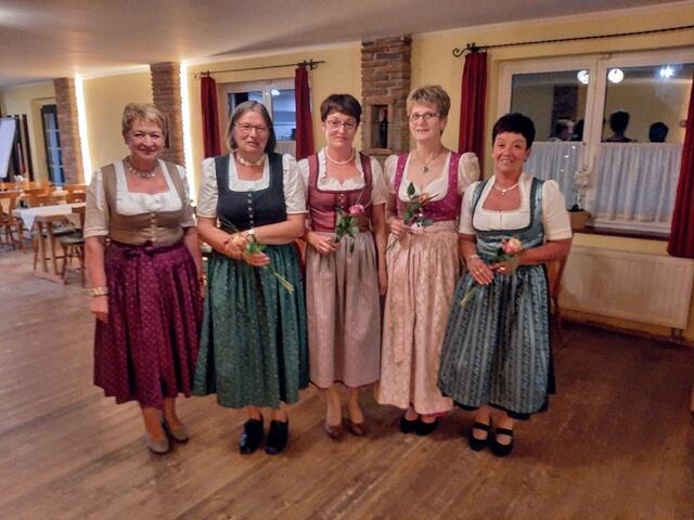 Bezirksobfrau Monika Berger mit den neuen Obfrauen Erni Kellerer (Lohnsburg), Martina Schachinger (Eberschwang), Brunhilde Gadermair (Geinberg) Gerlinde Lang (Waldzell) (v.l.). | Foto: Privat
