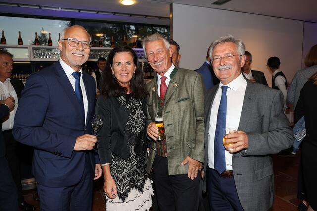 Feierten gemeinsam die regionalen Initiativen: Günther Mitterer, Waltraud Rathgeb, Helmut Mödlhammer und Konrad Schupfner.  | Foto: Franz Neumayr