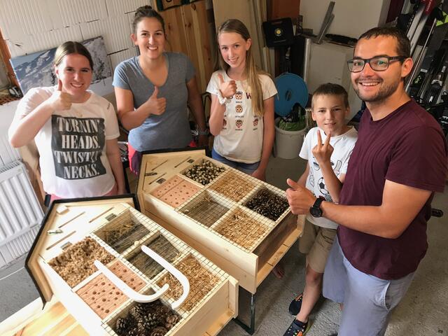 Die Insektenhäuser sind bereit für die Blumenwiese und viele kleine Bewohner.