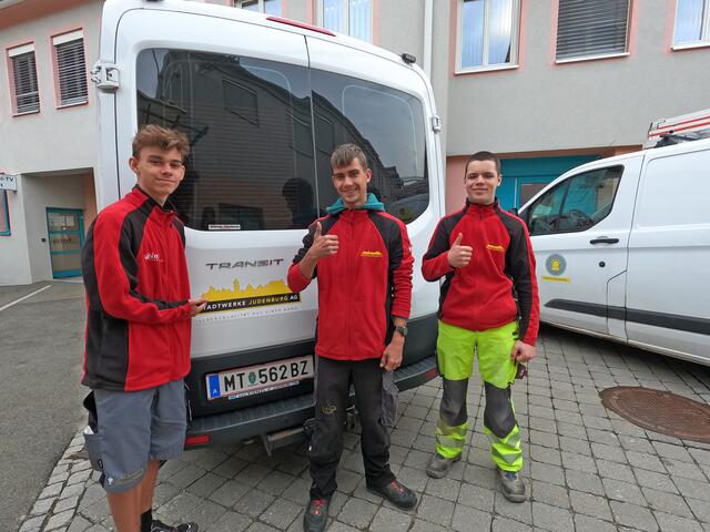 Die Lehrlinge Thomas Strahlhofer, Nikolai Steiner und Marcel Röner. | Foto: Stadtwerke