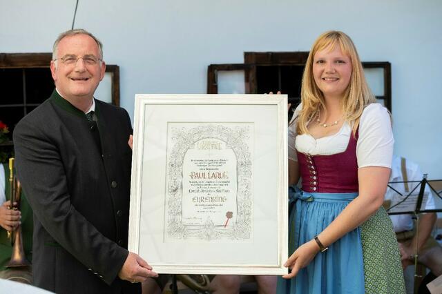 Bürgermeisterin Elisabeth Feichtinger (Altmünster) bei der Ehrenringverleihung an Bürgermeister Paul Larue (Düren). 
  | Foto: Elisabeth Feichtinger