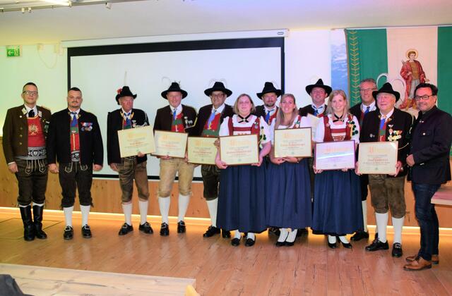 Die Geehrten der Schützenkompanie St. Johann mit Viertel-Kdt. Manfred Schachner, Hauptmann Oliver Wieser, Bataillons-Kdt. Hans Hinterholzer und Bgm. Hubert Almberger (v. li.). | Foto: Roswitha Wörgötter