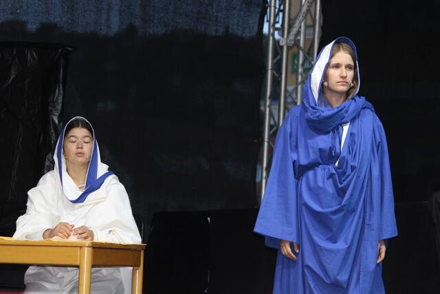Der Lebensweg vom Mutter Teresa wurde von den Jugendlichen in einem Singspiel in Weiz skizziert.