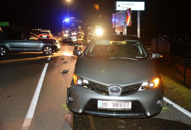 Bei dem Unfall in Weißenbach wurden drei Personen verletzt. | Foto: Zoom Tirol