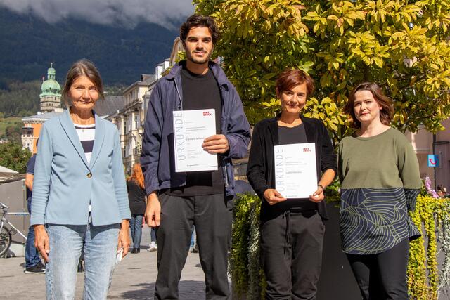BU: Verleihung der Hilde-Zach-Kunststipendien 2021: Judith Klemenc (2.v.r.) erhält das mit 7.000 Euro dotierte Hilde-Zach-Kunststipendium, Clemens Sellaoui nimmt das Hilde-Zach-Kunstförderstipendium in der Höhe von 3.000 Euro entgegen. Kulturstadträtin Uschi Schwarzl (l.) und Natalie Pedevilla (Bildende Kunst und Kulturprojekte) gratulierten.
  | Foto: IKM/Dullnigg