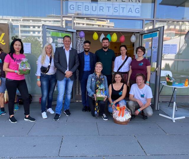 Auch Bezirksvorsteher Thomas Steinhart (3.vl)  hat an der Jubiläumsfeier teilgenommen. | Foto: Balu&amp;Du