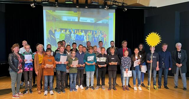 Die Klasse 3b der Mittelschule 3 Weiz baute in einem Arbeitsprojekt Sonnenkollektoren für das Stadion in Weiz zusammen. Jetzt wurde das Endergebnis präsentiert. | Foto: Hofmüller(17x), Mittelschule Weiz (2x)