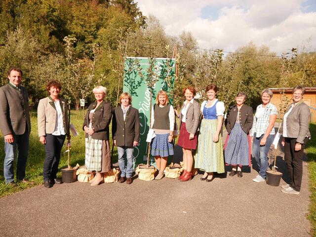 Als Dankeschön für ihre jahrelange Treue wurde den Funktionärinnen ein Apfelbaum als Geschenk überreicht. | Foto: LK Steiermark