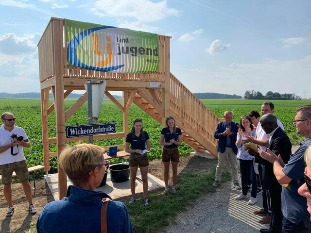 Mit einer Rundumsicht vom Ennstal bis ins Mühlviertel soll die Plattform künftig ein Ausflugsziel für Fahrradtouren und Spaziergänge sein. Am 11. September wurde sie offiziell eröffnet. | Foto: Landjugend Wolfern