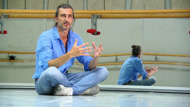 Enrique Gasa Valga, der Direktor der Tanzcompany, will mit seinen Choreographien Geschichten erzählen. | Foto: ORF/ORF Tirol