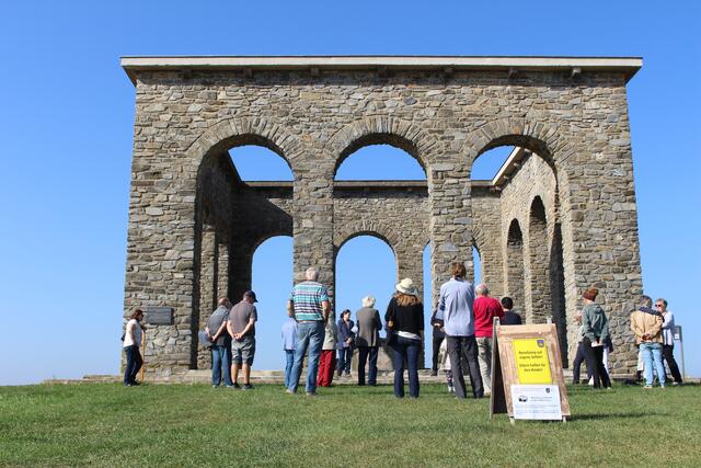 Rund 60 Besucher waren bei der Veranstaltung beim "Anschlussdenkmal" dabei. | Foto: Gemeinde Oberschützen