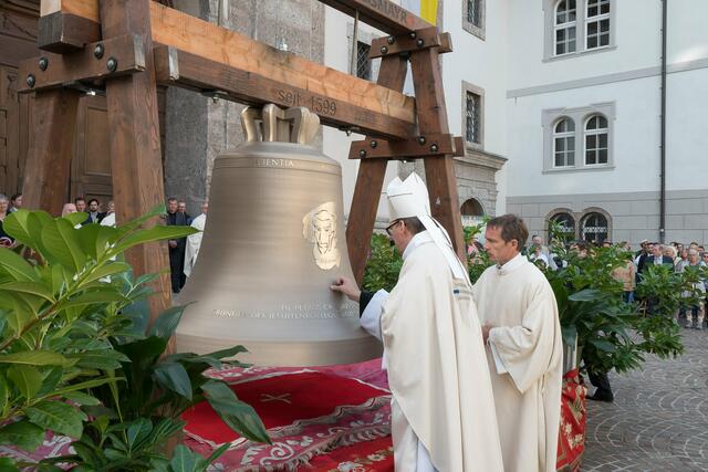 Bischof Hermann weihte die "Canisius Glocke" am 29. September - somit ist das historische Geläute des Westturms wieder vollständig.  | Foto: Reinhold Sigl
