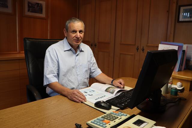 Bürgermeister Paul Greiter gibt Einblicke in aktuelle Projekte und abgeschlossene Vorhaben in der Gemeinde Serfaus. | Foto: Siegele