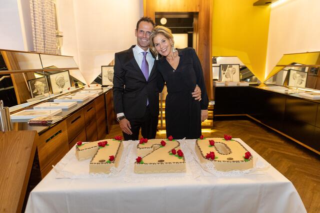 Klaus und Katharina Kluss vor der Geburtstagstorte und Kunstwerken TOMAKs | Foto: derunmuthigeFotograf