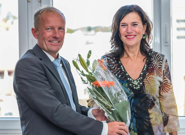 In Vertretung der Bildungsregion kommt Michaela Zeidler zum Direktorwechsel an die digiTNMS Rohrbach-Berg und wird von Hans-Peter Indra herzlich empfangen. | Foto: Alfred Hofer