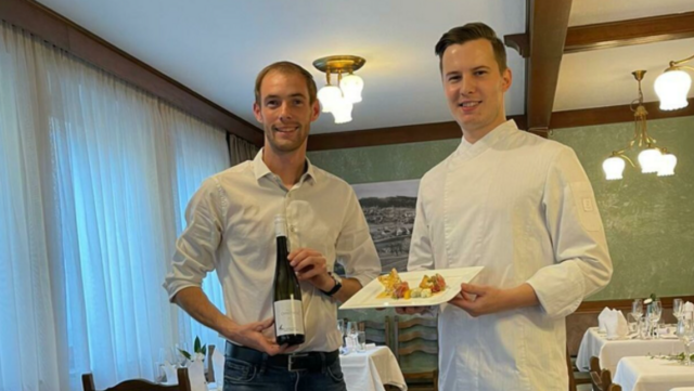 Michael Rössl und Florian Schneeweis sorgten für ein Sechs-Gänge-Menü und erlesene Weine. | Foto: Rössl