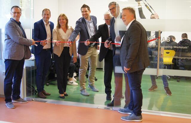 Eröffnung des neuen KitzLAB: Sebastian Eder, Thomas Hechenberger, Ellen Sieber, Christoph Haselmaier, Werner Mayr, Klaus Winkler, Fritz Eller. | Foto: HAK/Steiner