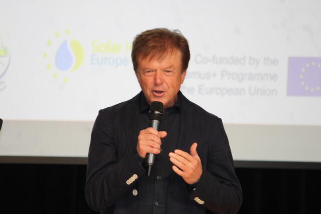 Direktor Perner ist stolz auf seine gesamten Schüler.