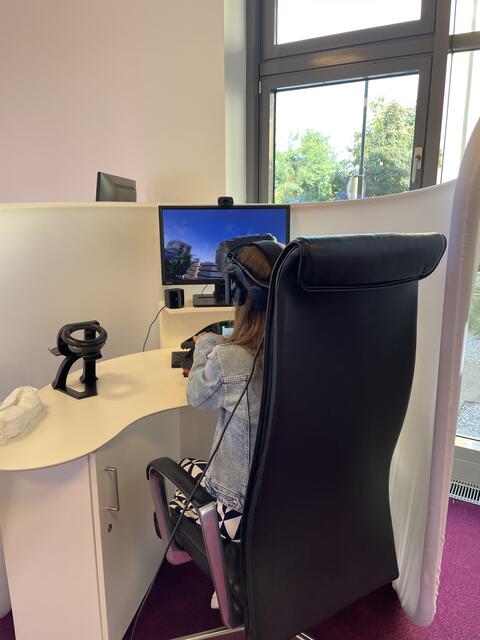 Am Computer können die Jugendlichen beim Talente Check mittels VR-Brille den Beruf eines Kranführers erleben.