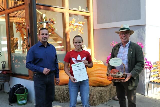 Hanna Wohlmuther gewann die Thaler Riesenkürbismeisterschaft. Mit dem Wanderpokal gratulierten Bgm. Matthias Brunner (li) und Initiator Oskar Rovensky. | Foto: Edith Ertl